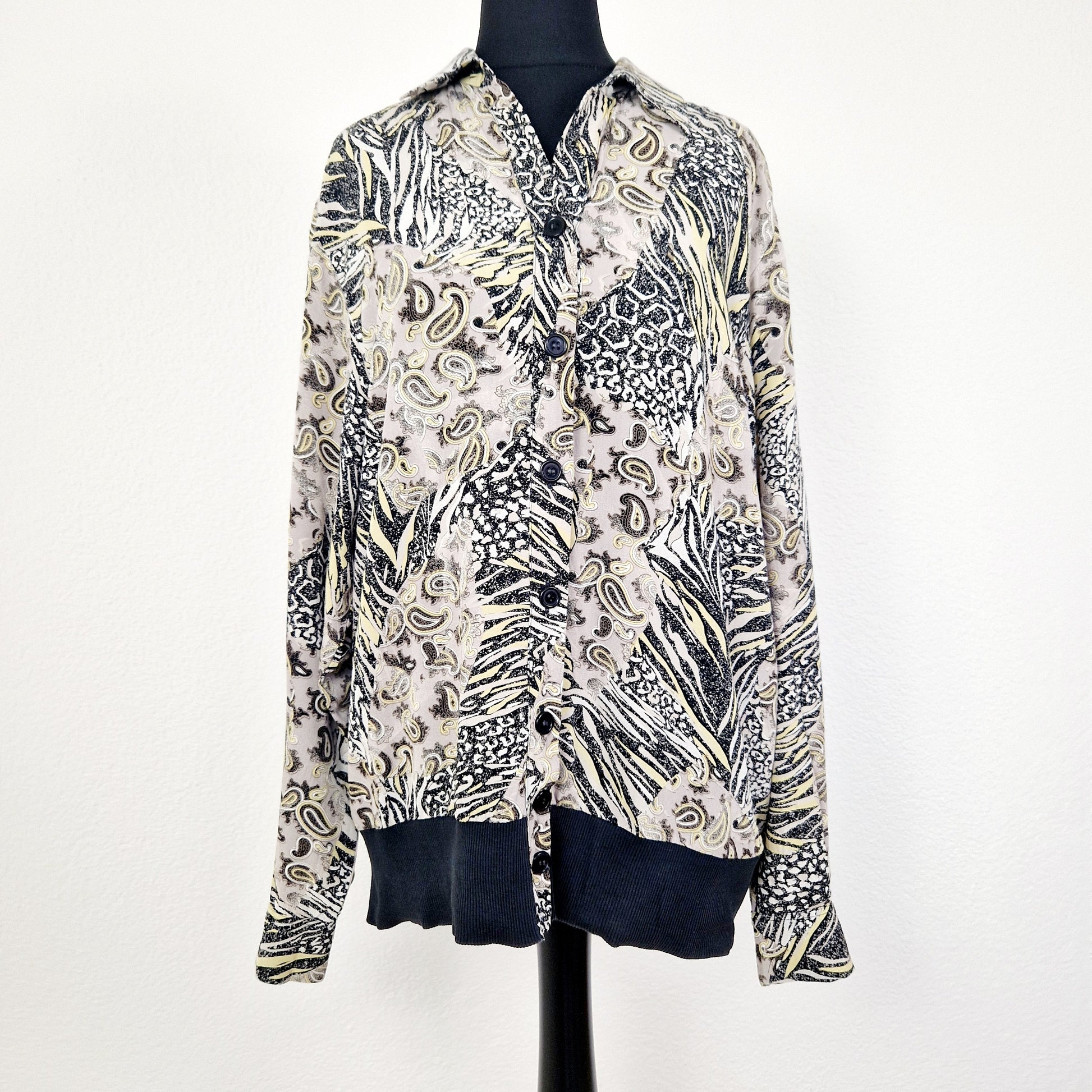 Einzigartige und nachhaltige Vintage Bluse in beige-gelb-schwarz mit Paisley und Leo. Unique and sustainable vintage blouse in beige-yellow-black with paisley and leo. Front.