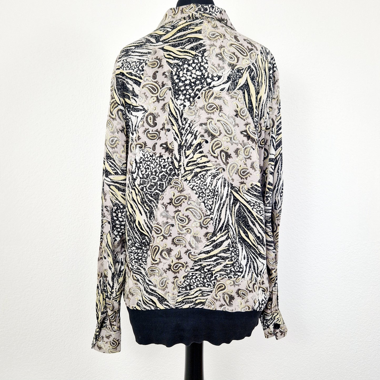 Einzigartige und nachhaltige Vintage Bluse in beige-gelb-schwarz mit Paisley und Leo. Unique and sustainable vintage blouse in beige-yellow-black with paisley and leo. Back.