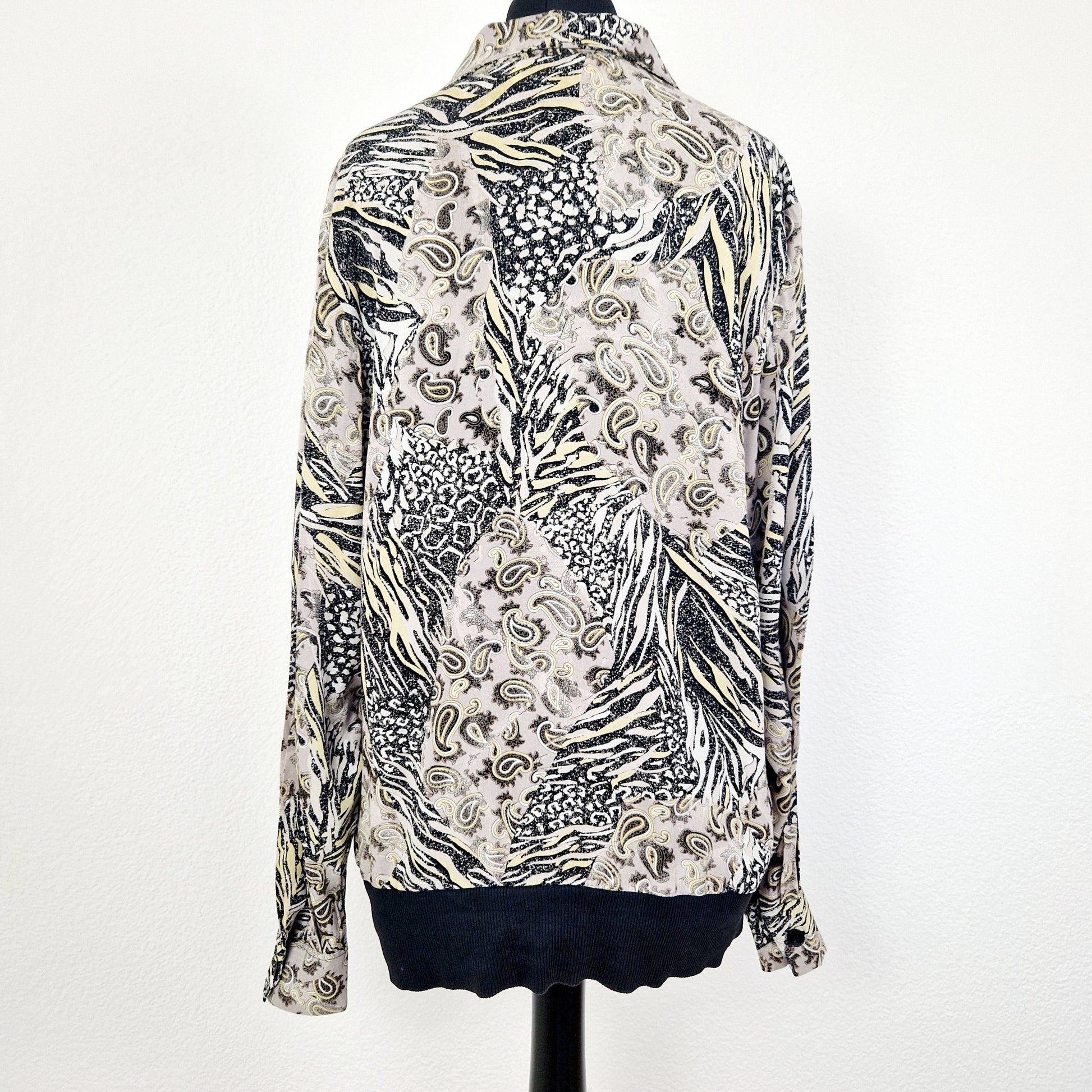 Einzigartige und nachhaltige Vintage Bluse in beige-gelb-schwarz mit Paisley und Leo. Unique and sustainable vintage blouse in beige-yellow-black with paisley and leo. Back.