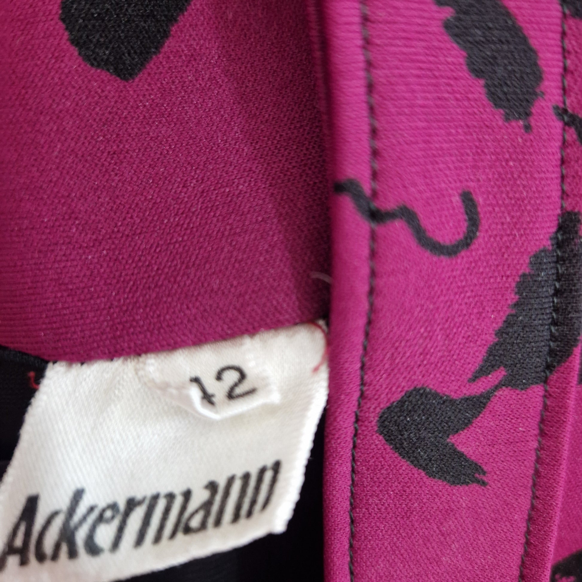 Einzigartiges und nachhaltiges Vintage Kleid in fuchsia-schwarz mit Klecksen. Unique and sustainable vintage dress in fuchsia-black with blots. Tag.