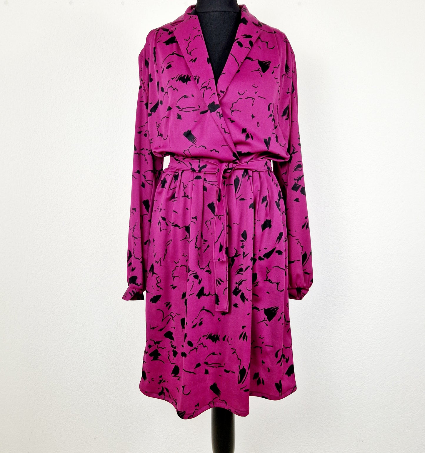 Einzigartiges und nachhaltiges Vintage Kleid in fuchsia-schwarz mit Klecksen. Unique and sustainable vintage dress in fuchsia-black with blots. Front.