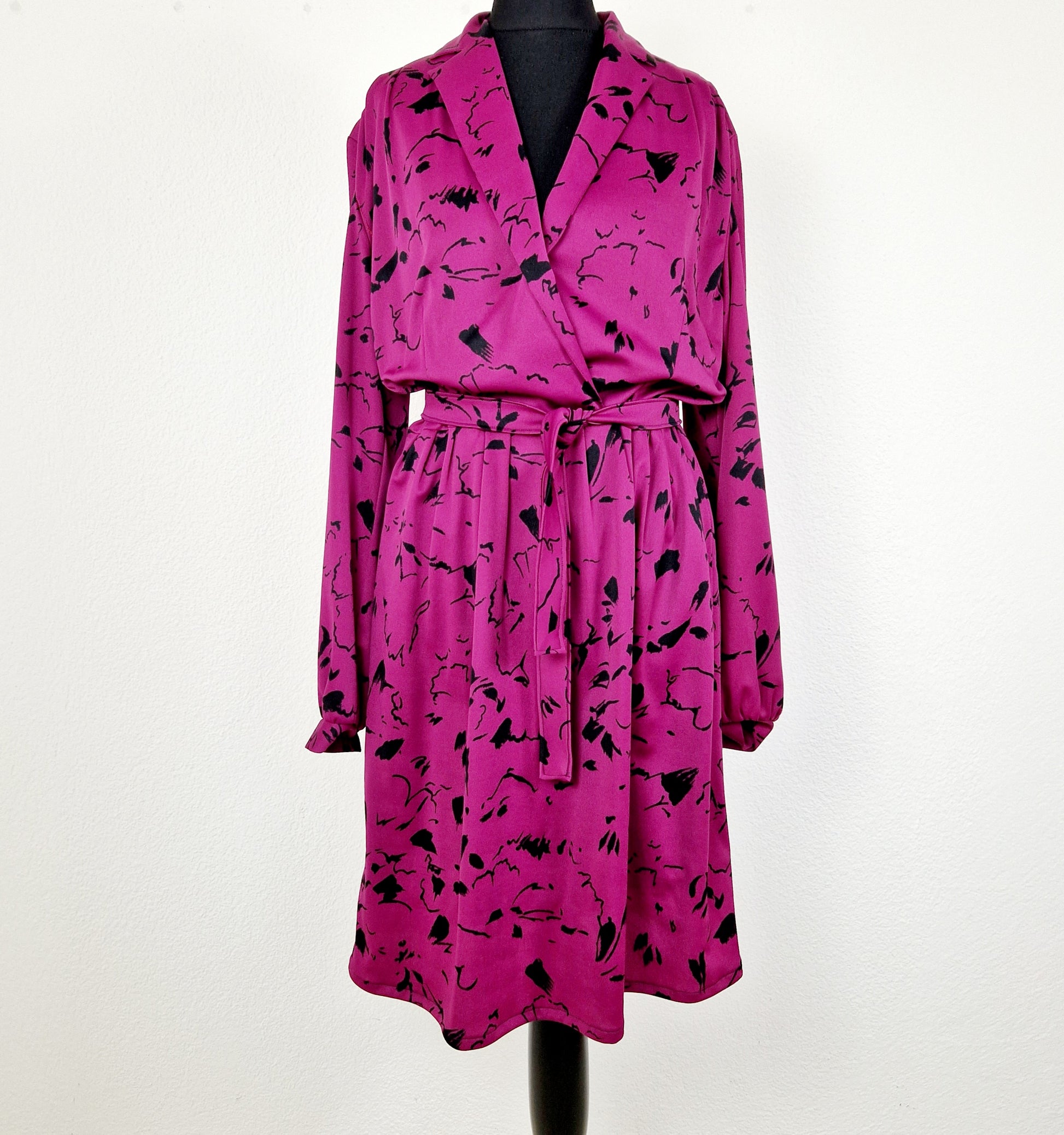 Einzigartiges und nachhaltiges Vintage Kleid in fuchsia-schwarz mit Klecksen. Unique and sustainable vintage dress in fuchsia-black with blots. Front.