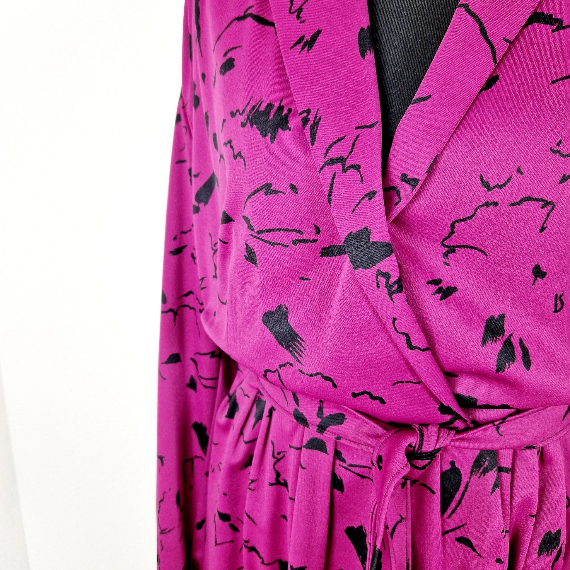 Einzigartiges und nachhaltiges Vintage Kleid in fuchsia-schwarz mit Klecksen. Unique and sustainable vintage dress in fuchsia-black with blots. Close-up.