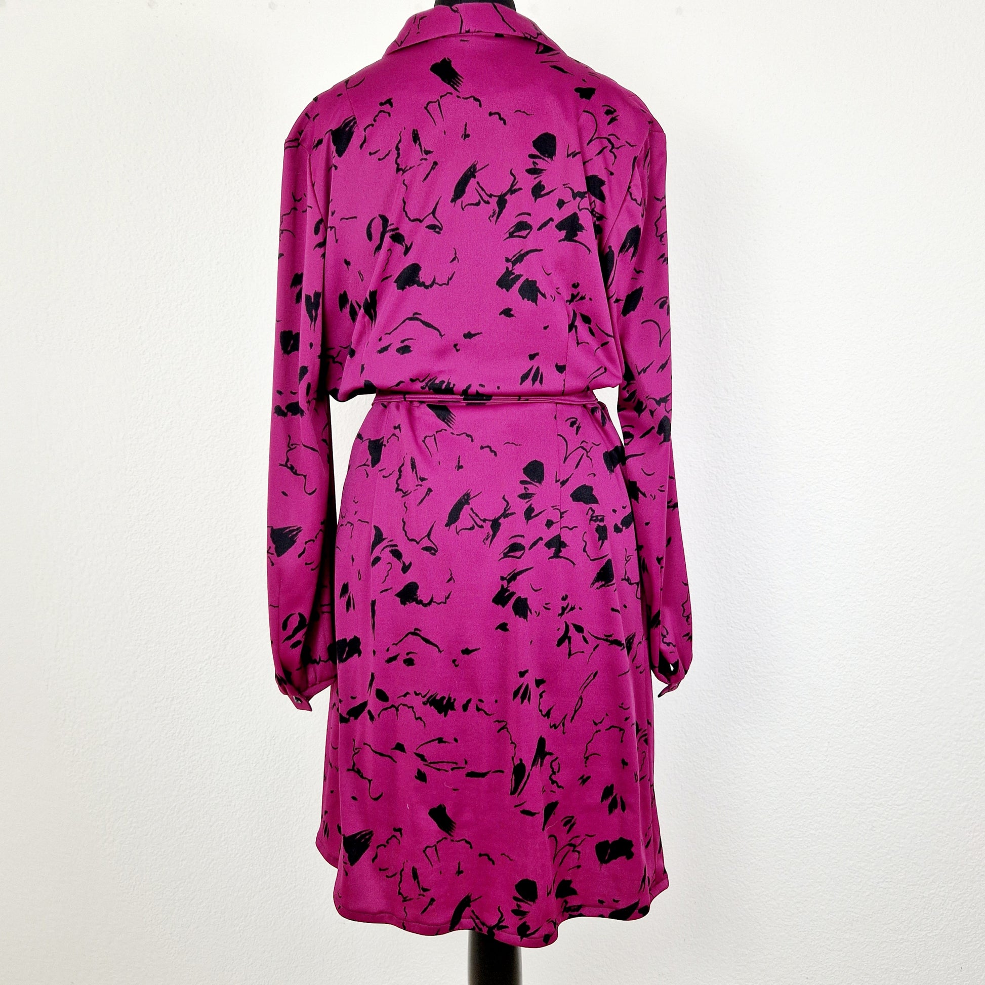 Einzigartiges und nachhaltiges Vintage Kleid in fuchsia-schwarz mit Klecksen. Unique and sustainable vintage dress in fuchsia-black with blots. Back.