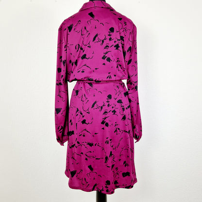 Einzigartiges und nachhaltiges Vintage Kleid in fuchsia-schwarz mit Klecksen. Unique and sustainable vintage dress in fuchsia-black with blots. Back.