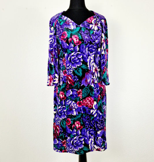 Einzigartiges und nachhaltiges Vintage Kleid in violett und Samt. Unique and sustainable vintage dress in purple and velvet. Front.