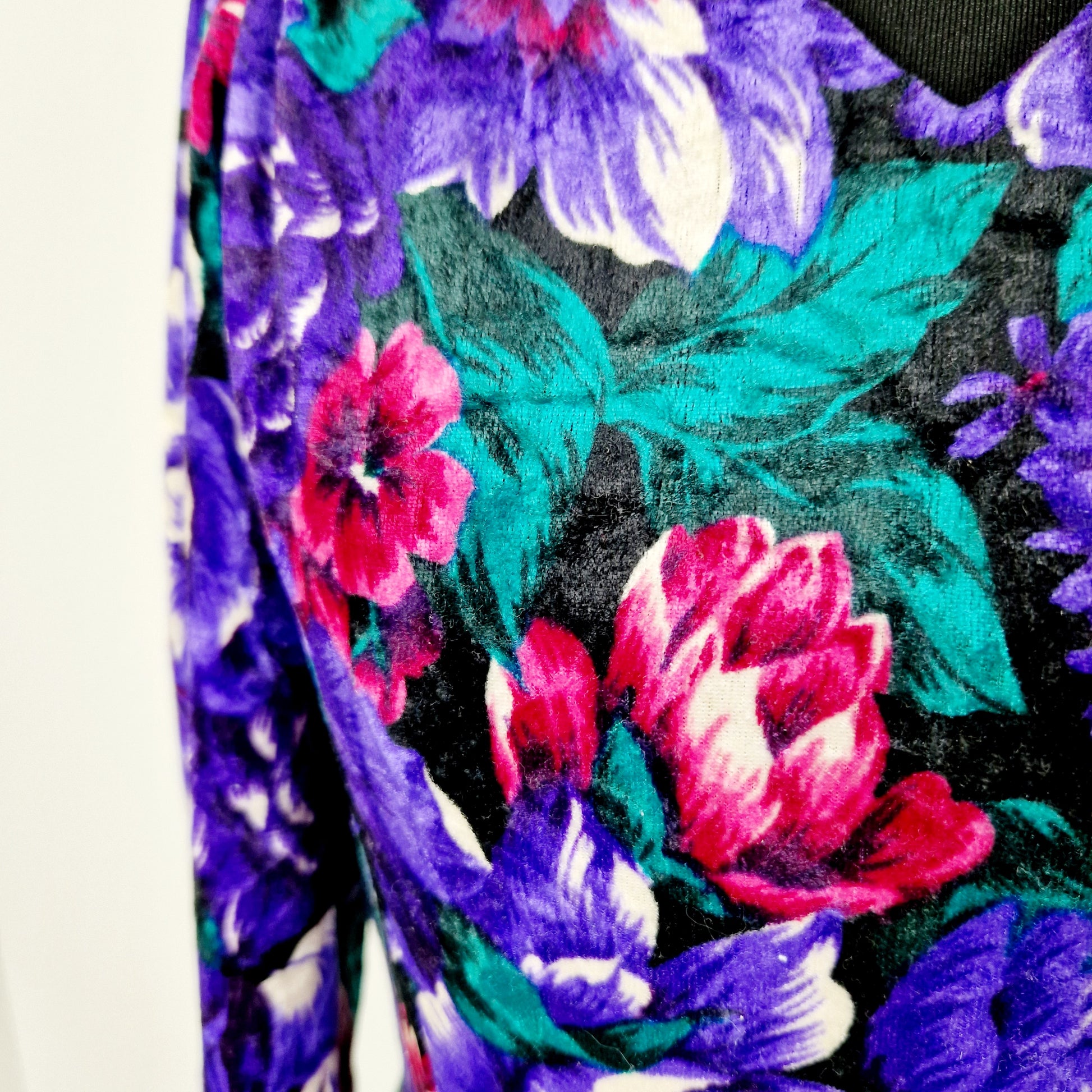 Einzigartiges und nachhaltiges Vintage Kleid in violett und Samt. Unique and sustainable vintage dress in purple and velvet. Close-up.