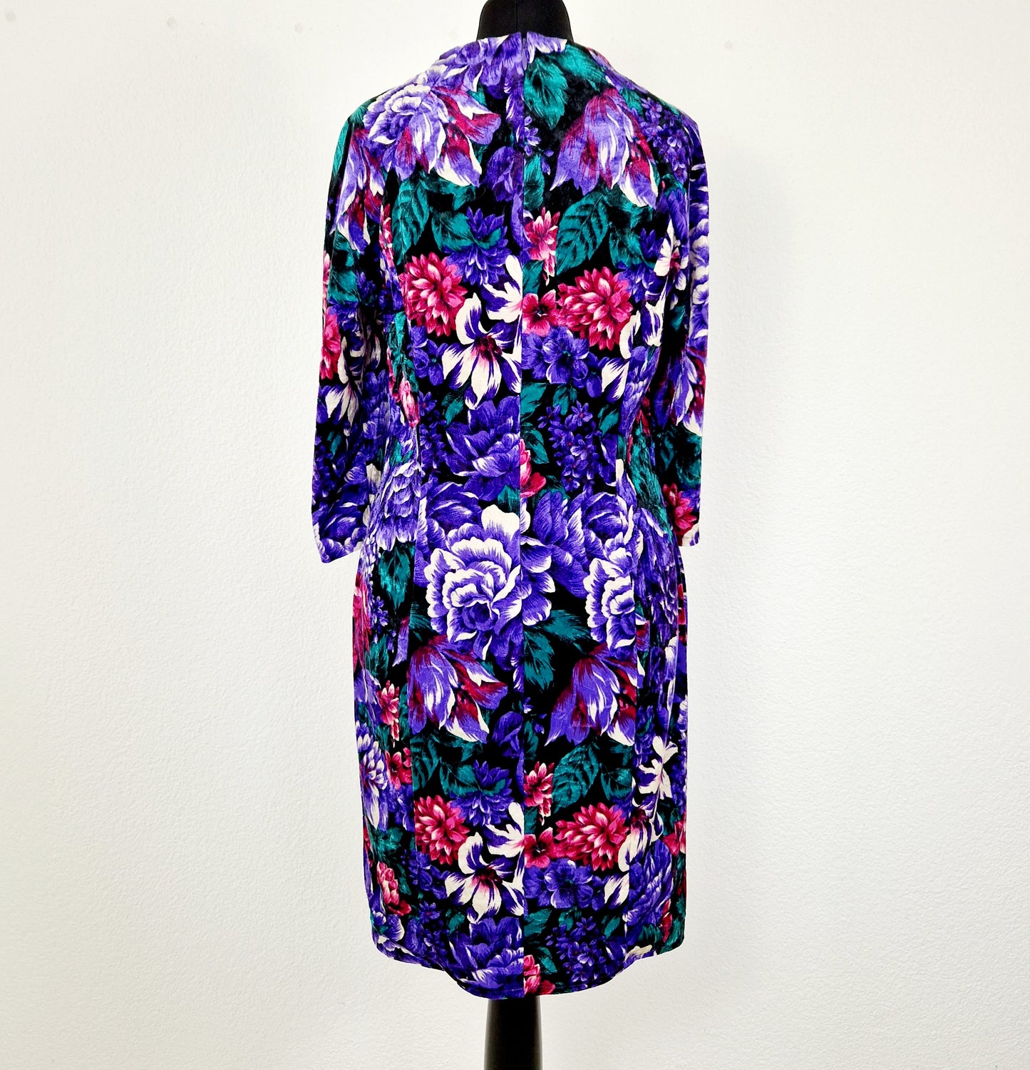Einzigartiges und nachhaltiges Vintage Kleid in violett und Samt. Unique and sustainable vintage dress in purple and velvet. Back.