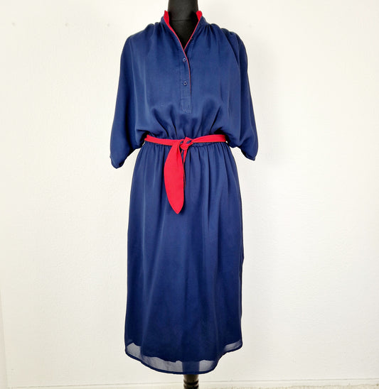 Einzigartiges und nachhaltiges Vintage Kleid in blau. Unique and sustainable vintage dress in blue. Front.