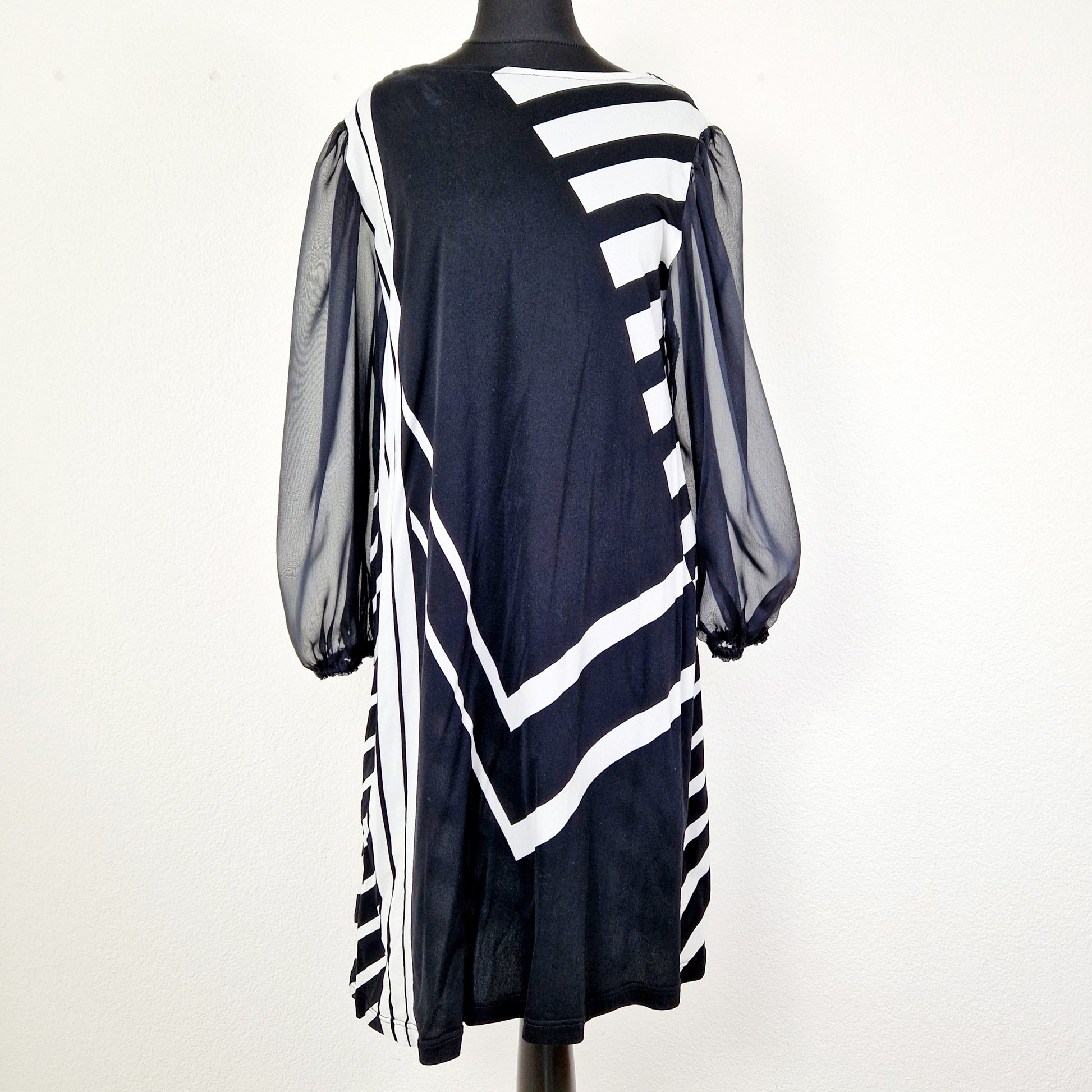 Einzigartiges und nachhaltiges Vintage Kleid in schwarz-weiss. Unique and sustainable vintage dress in black and white. Front.