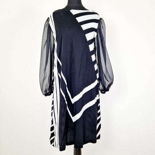 Einzigartiges und nachhaltiges Vintage Kleid in schwarz-weiss. Unique and sustainable vintage dress in black and white. Front.