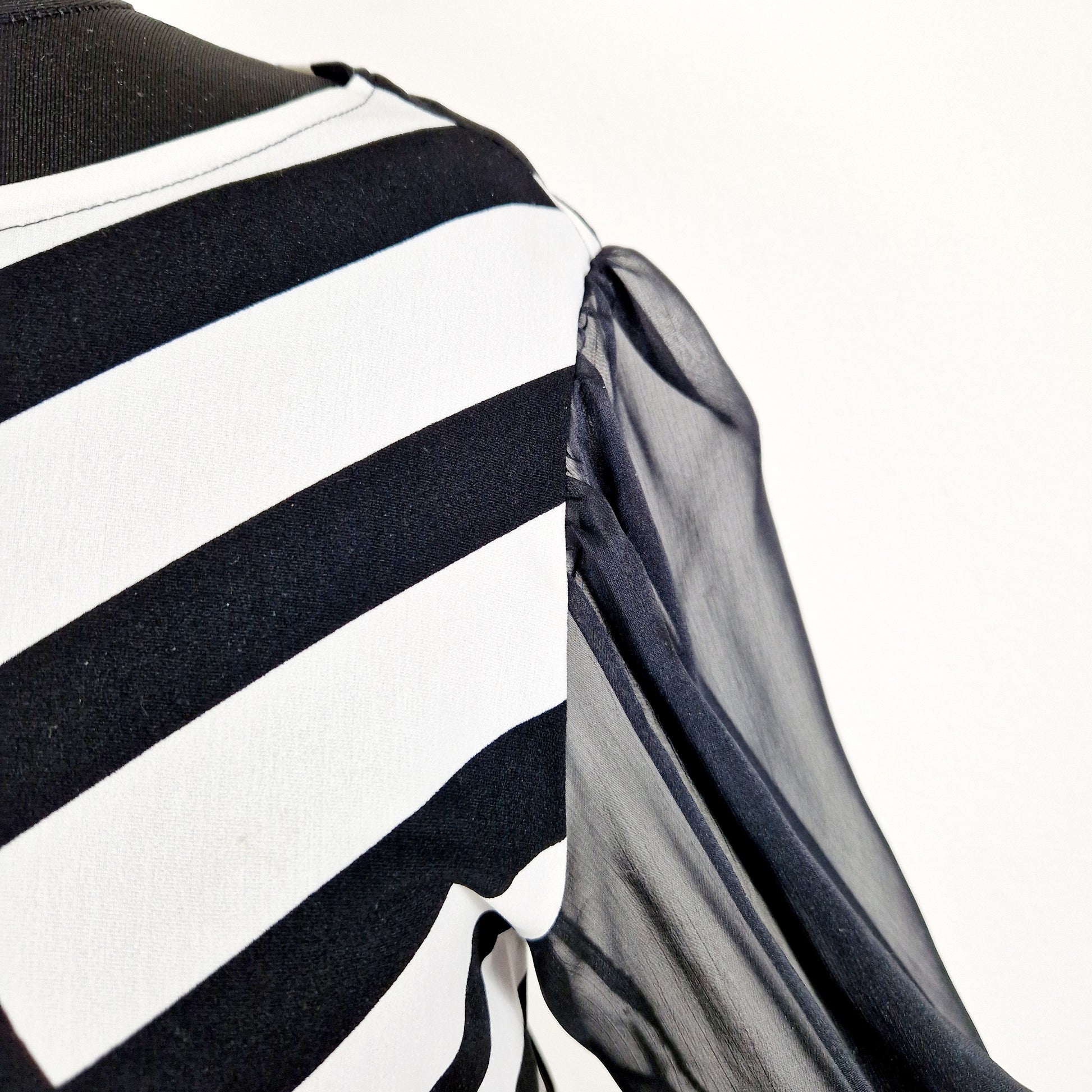 Einzigartiges und nachhaltiges Vintage Kleid in schwarz-weiss. Unique and sustainable vintage dress in black and white. Close-up.