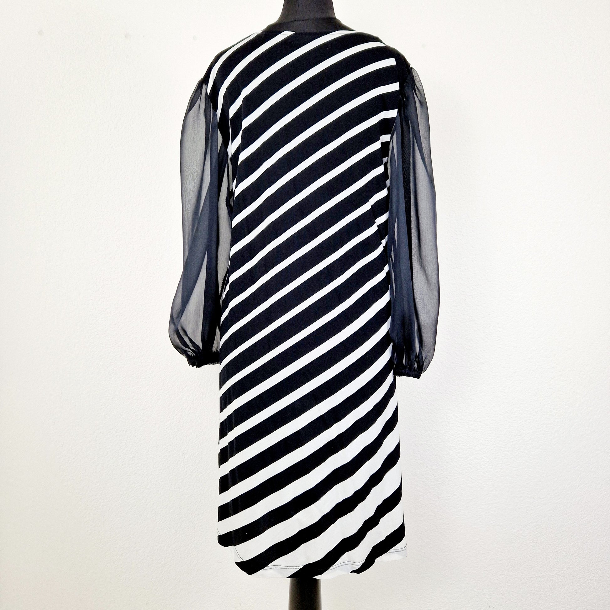 Einzigartiges und nachhaltiges Vintage Kleid in schwarz-weiss. Unique and sustainable vintage dress in black and white. Back.