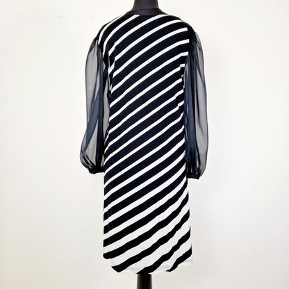 Einzigartiges und nachhaltiges Vintage Kleid in schwarz-weiss. Unique and sustainable vintage dress in black and white. Back.