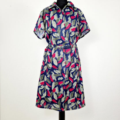 Einzigartiges und nachhaltiges Vintage Kleid in schwarz-rot-grün mit Blättern. Unique and sustainable vintage dress in black-red-green with leaves. Front.