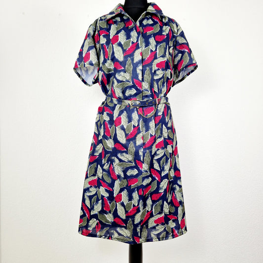 Einzigartiges und nachhaltiges Vintage Kleid in schwarz-rot-grün mit Blättern. Unique and sustainable vintage dress in black-red-green with leaves. Front.