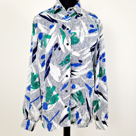 Einzigartige und nachhaltige Vintage Bluse in weiss-blau-grün. Unique and sustainable vintage blouse in white-dark blue-green. Front.