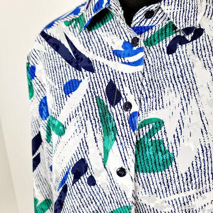 Einzigartige und nachhaltige Vintage Bluse in weiss-blau-grün. Unique and sustainable vintage blouse in white-dark blue-green. Close-up.