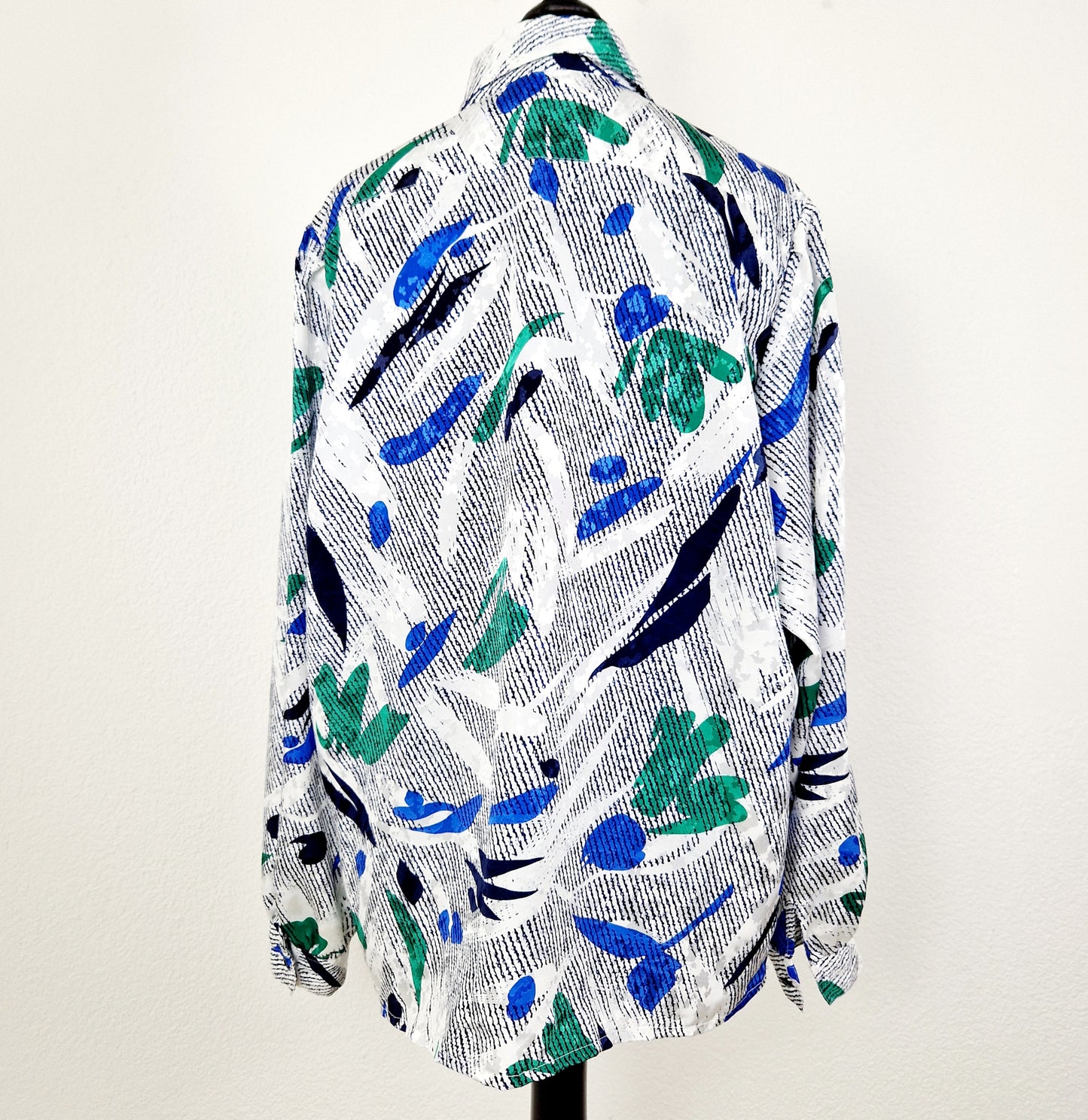 Einzigartige und nachhaltige Vintage Bluse in weiss-blau-grün. Unique and sustainable vintage blouse in white-dark blue-green. Back.