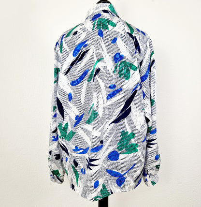 Einzigartige und nachhaltige Vintage Bluse in weiss-blau-grün. Unique and sustainable vintage blouse in white-dark blue-green. Back.