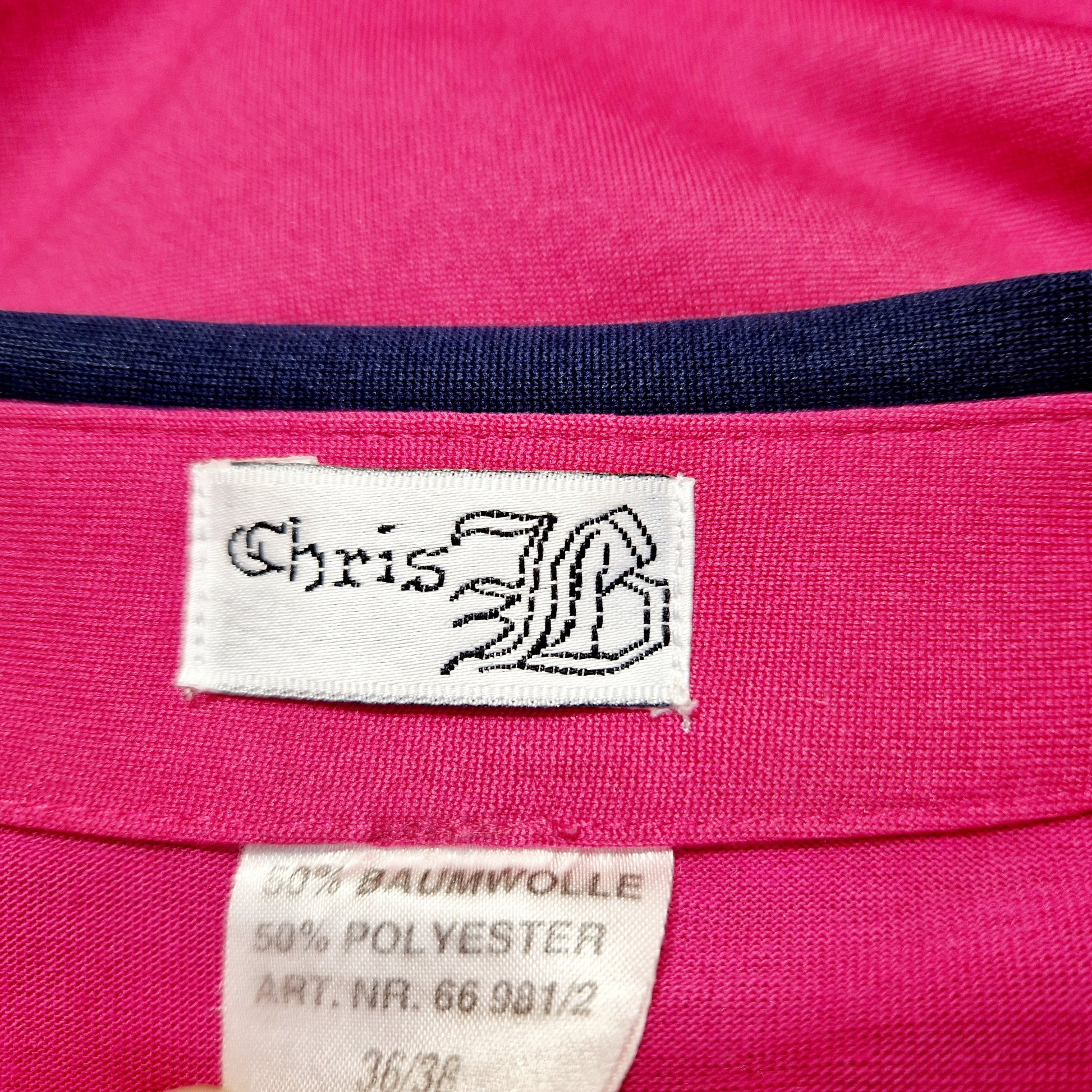 Einzigartige und nachhaltige Vintage Bluse in pink-blau mit Schleife. Unique and sustainable vintage blouse in pink-blue with a bow. Tag.