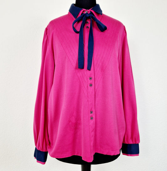 Einzigartige und nachhaltige Vintage Bluse in pink-blau mit Schleife. Unique and sustainable vintage blouse in pink-blue with a bow. Front.