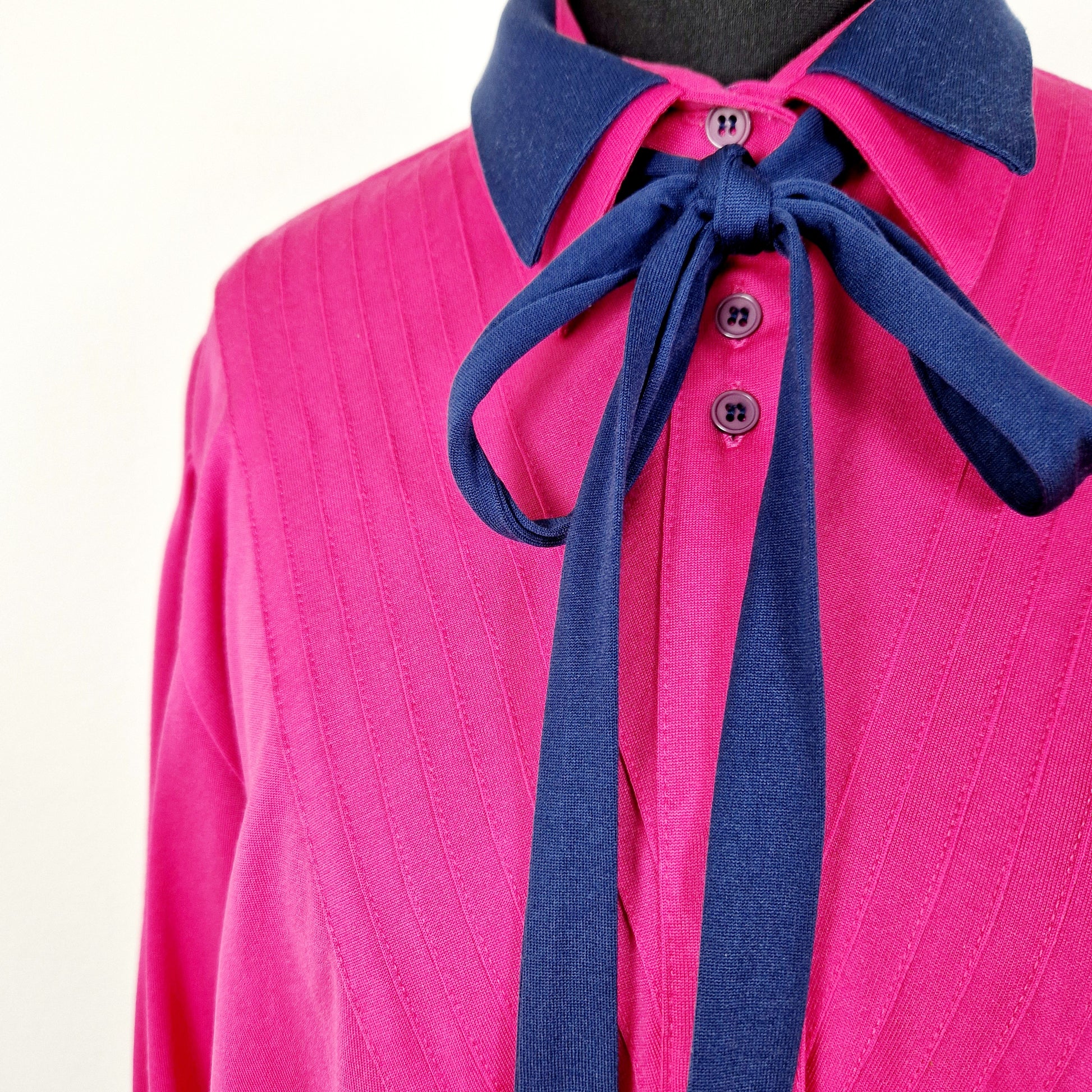 Einzigartige und nachhaltige Vintage Bluse in pink-blau mit Schleife. Unique and sustainable vintage blouse in pink-blue with a bow. Close-up.