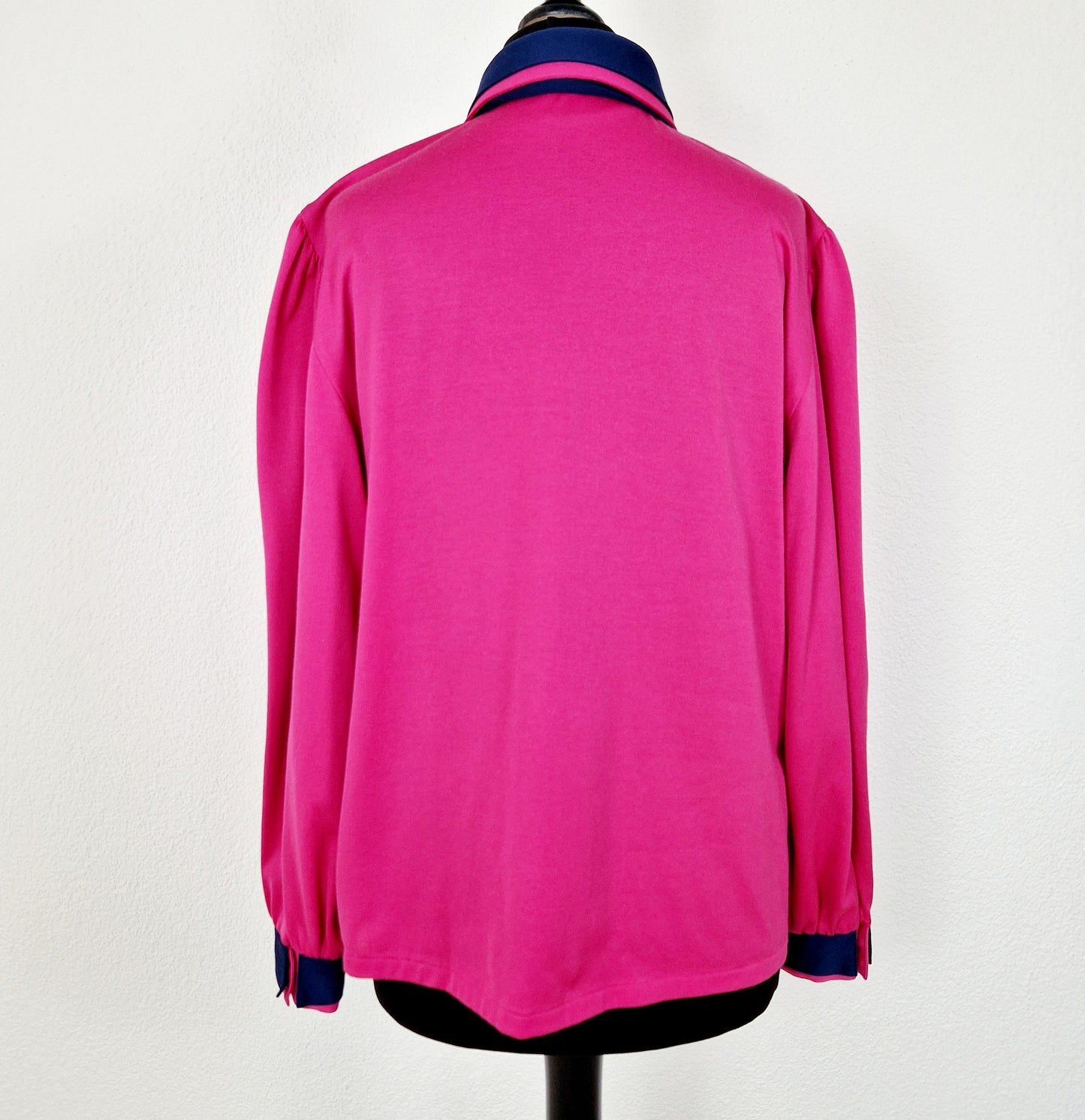 Einzigartige und nachhaltige Vintage Bluse in pink-blau mit Schleife. Unique and sustainable vintage blouse in pink-blue with a bow. Back.