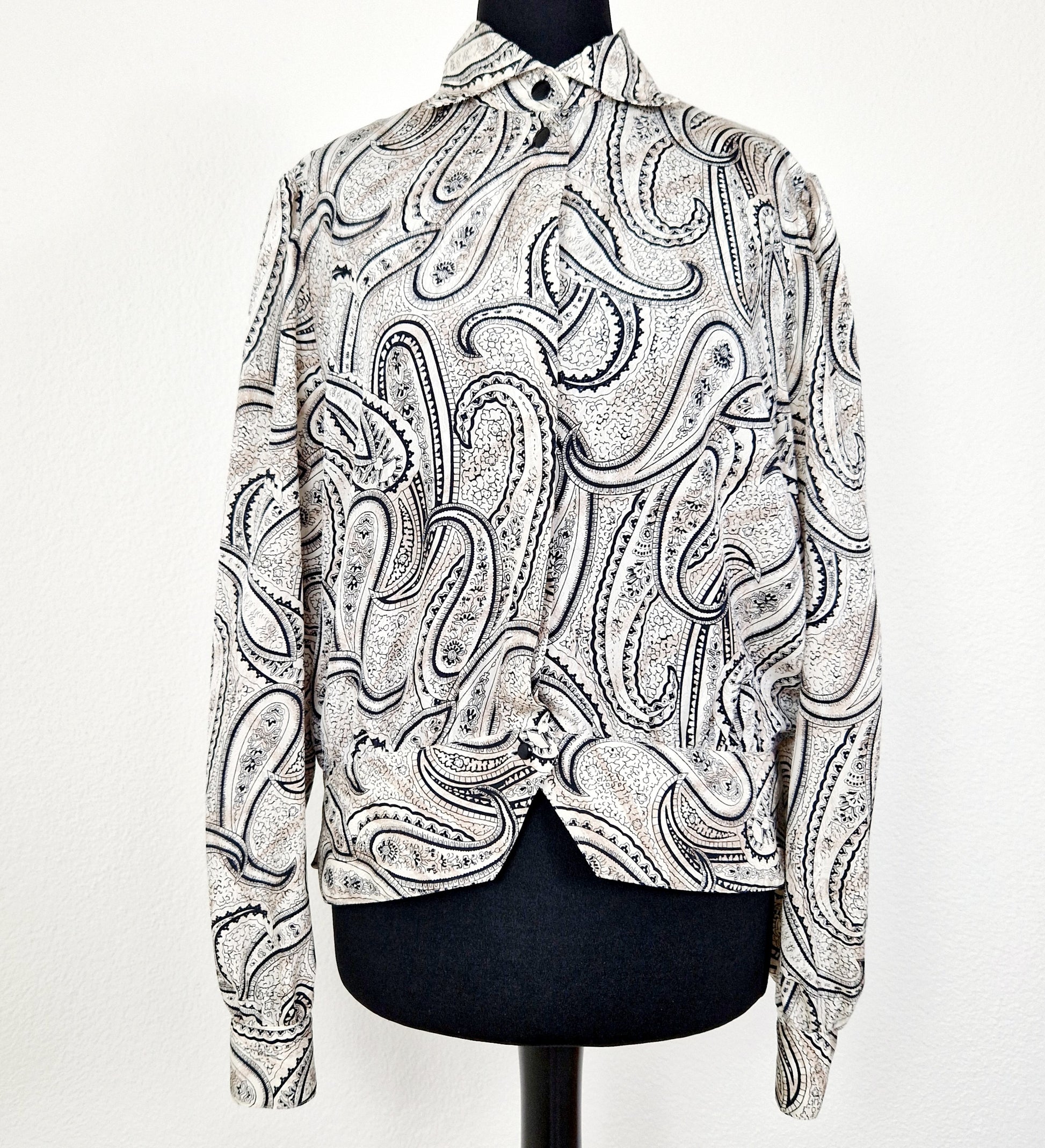 Einzigartige und nachhaltige Vintage Bluse in beige-schwarz-eierschale mit Paisley. Unique and sustainable vintage blouse in beige-black-off-white with paisley. Front.