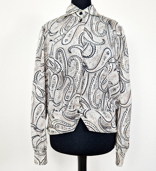 Einzigartige und nachhaltige Vintage Bluse in beige-schwarz-eierschale mit Paisley. Unique and sustainable vintage blouse in beige-black-off-white with paisley. Front.
