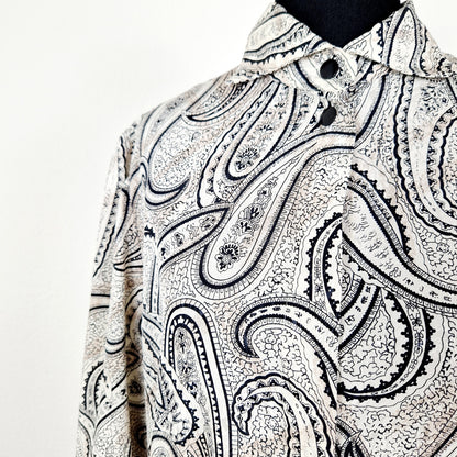 Einzigartige und nachhaltige Vintage Bluse in beige-schwarz-eierschale mit Paisley. Unique and sustainable vintage blouse in beige-black-off-white with paisley. Close-up.