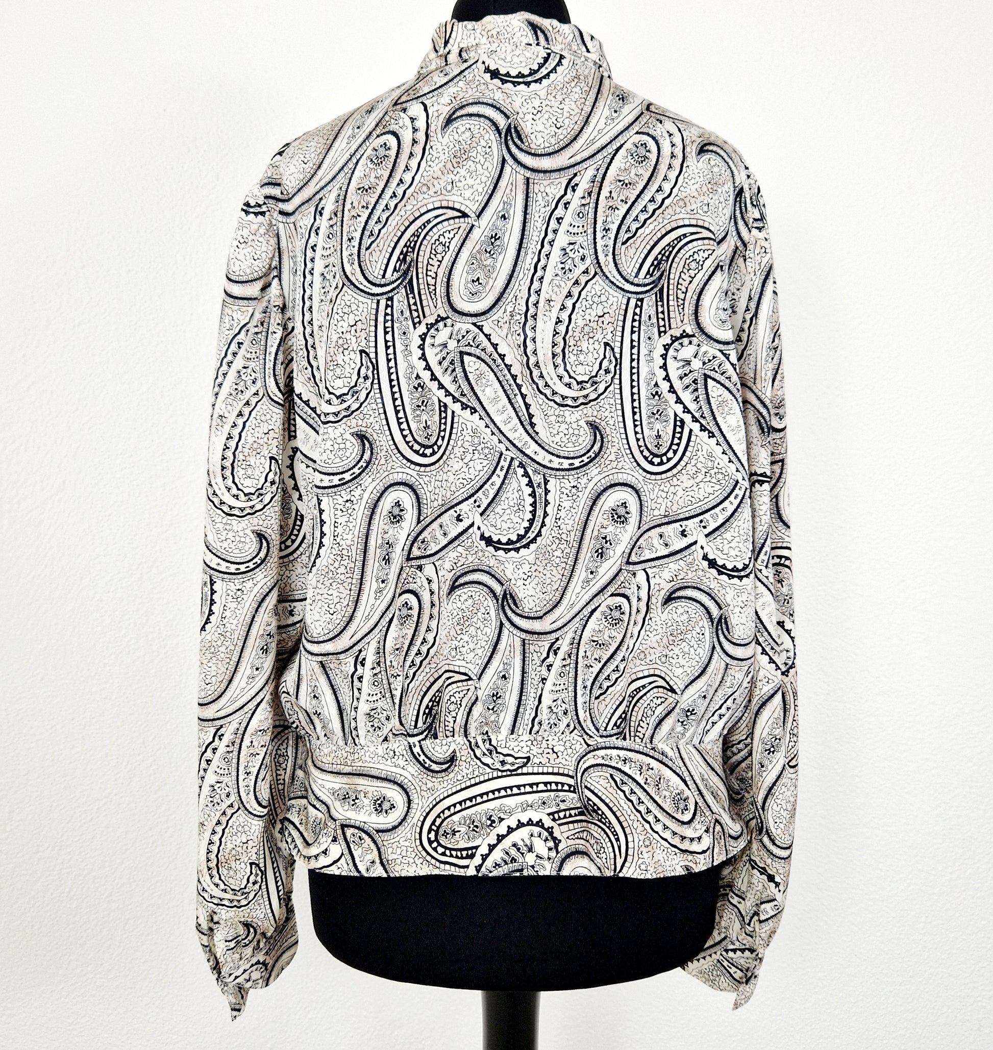 Einzigartige und nachhaltige Vintage Bluse in beige-schwarz-eierschale mit Paisley. Unique and sustainable vintage blouse in beige-black-off-white with paisley. Back.