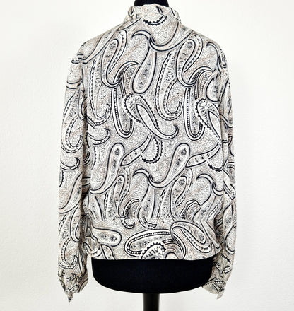 Einzigartige und nachhaltige Vintage Bluse in beige-schwarz-eierschale mit Paisley. Unique and sustainable vintage blouse in beige-black-off-white with paisley. Back.