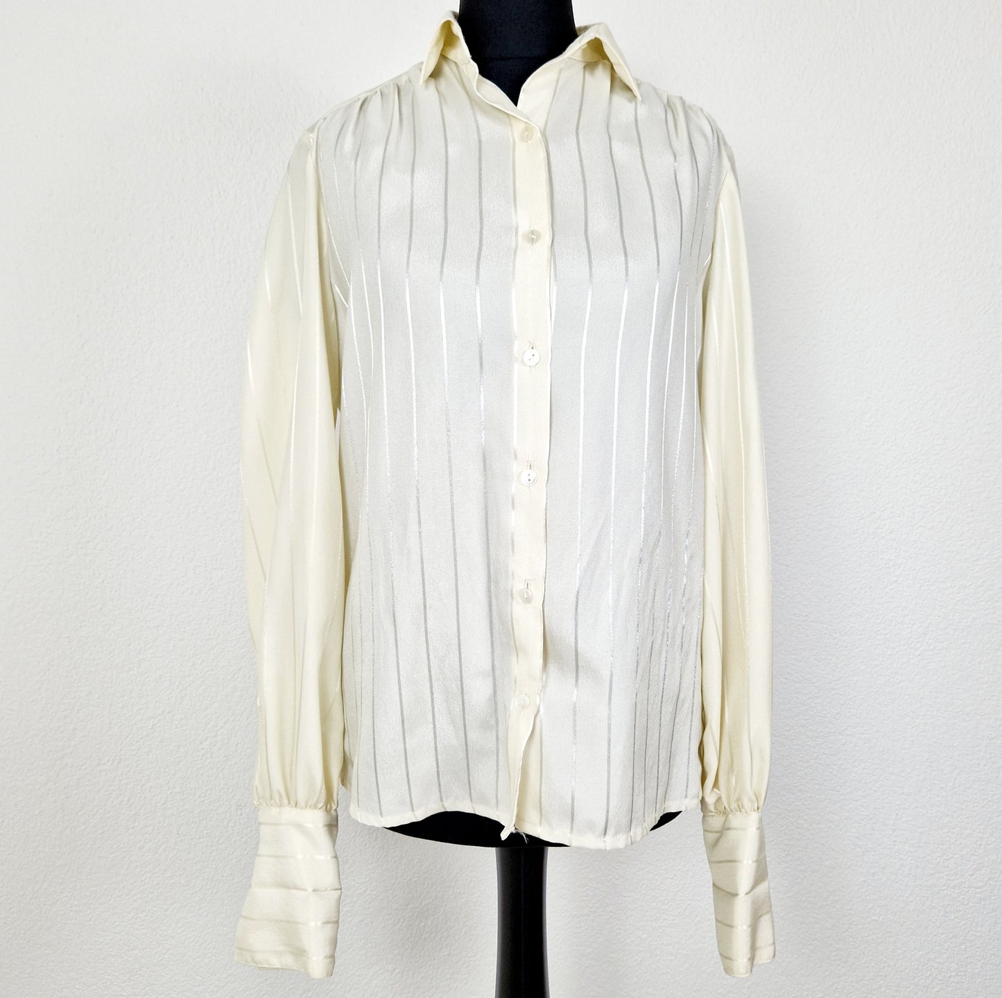 Einzigartige und nachhaltige Vintage Bluse in Eierschale mit Streifen. Unique and sustainable vintage blouse in off-white with stripes. Front.