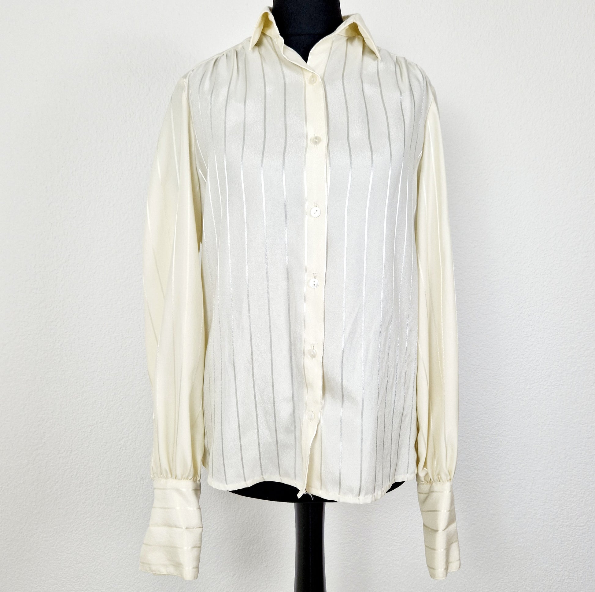 Einzigartige und nachhaltige Vintage Bluse in Eierschale mit Streifen. Unique and sustainable vintage blouse in off-white with stripes. Front.