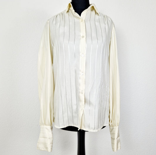 Einzigartige und nachhaltige Vintage Bluse in Eierschale mit Streifen. Unique and sustainable vintage blouse in off-white with stripes. Front.
