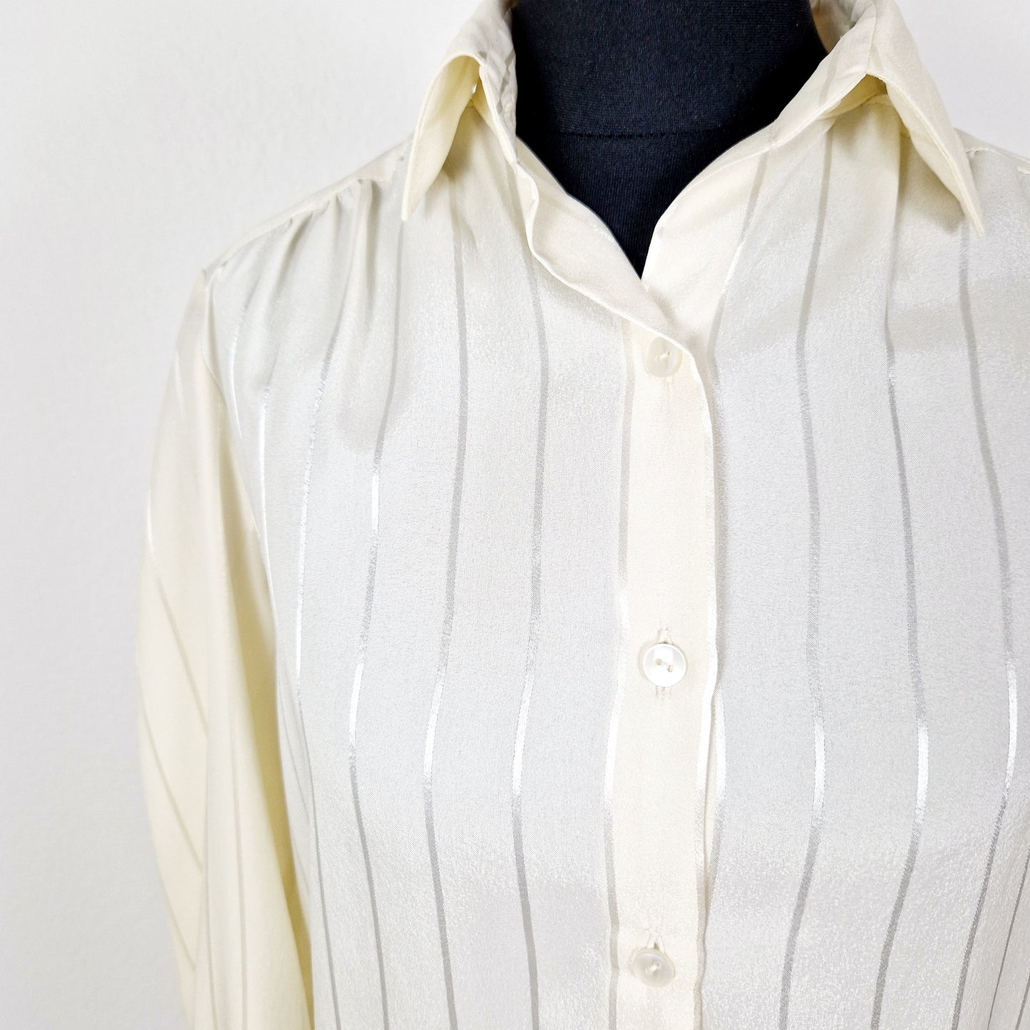 Einzigartige und nachhaltige Vintage Bluse in Eierschale mit Streifen. Unique and sustainable vintage blouse in off-white with stripes. Close-up.