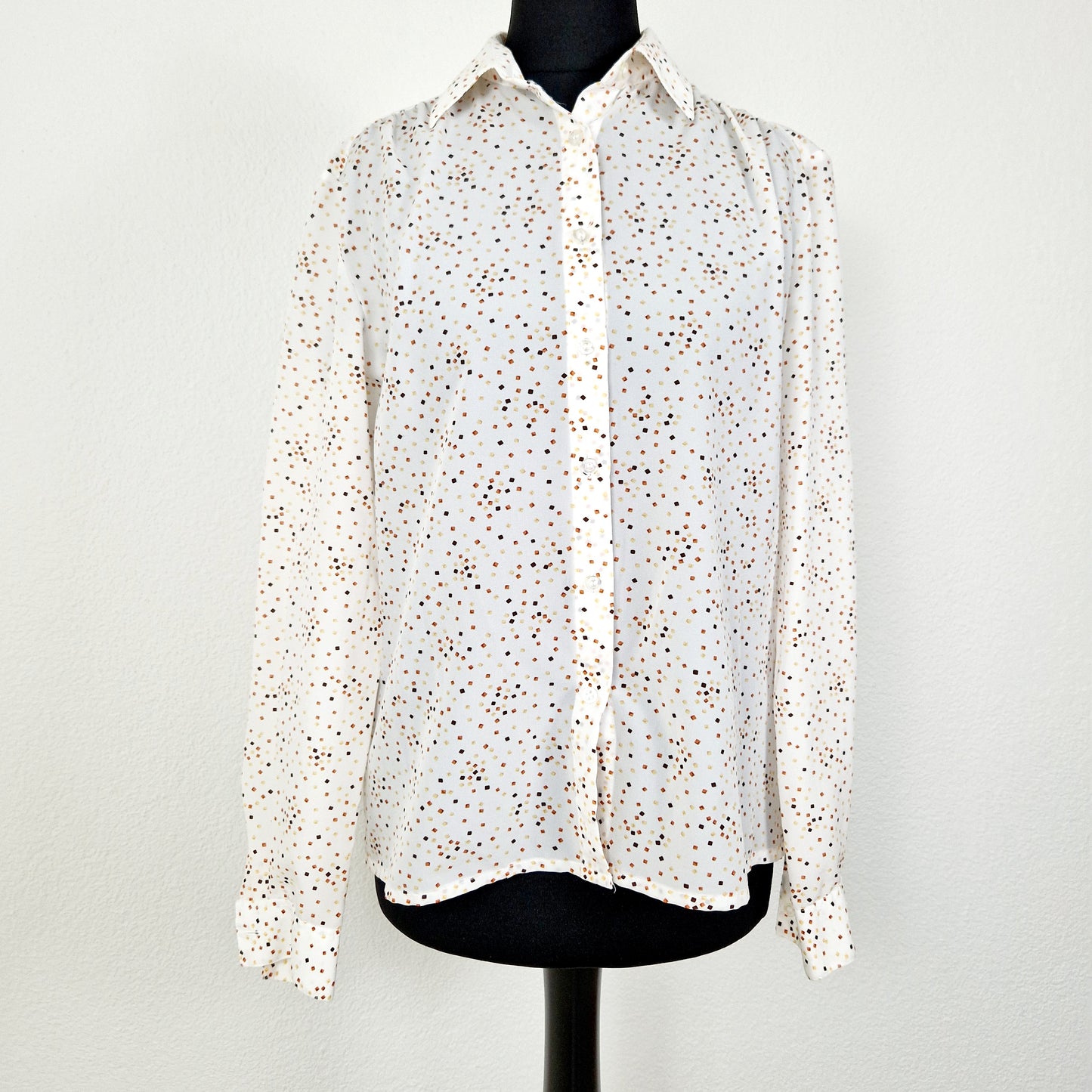 Einzigartige und nachhaltige Vintage Bluse in weiss mit Vierecken. Unique and sustainable vintage blouse in white with squares. Front.