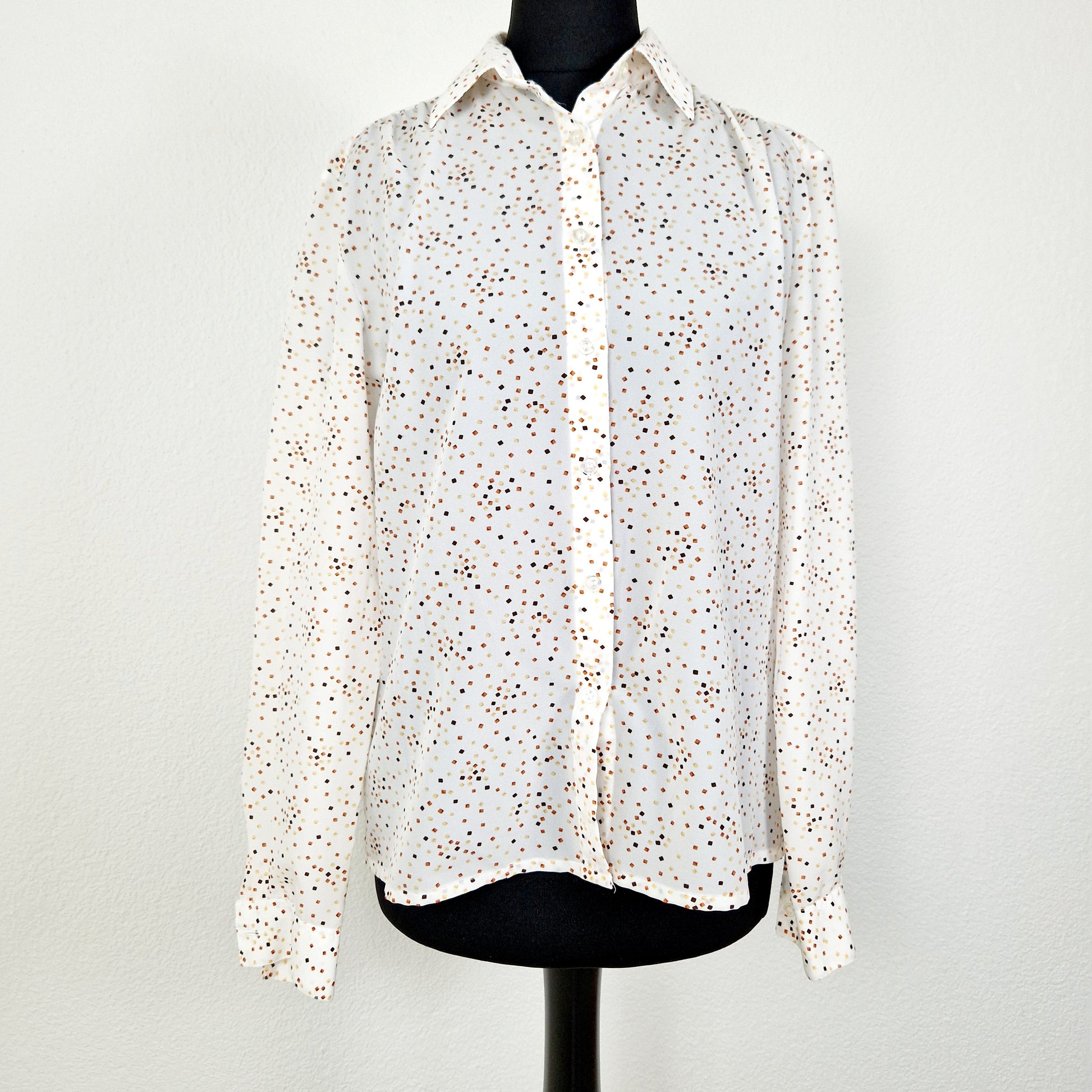 Einzigartige und nachhaltige Vintage Bluse in weiss mit Vierecken. Unique and sustainable vintage blouse in white with squares. Front.