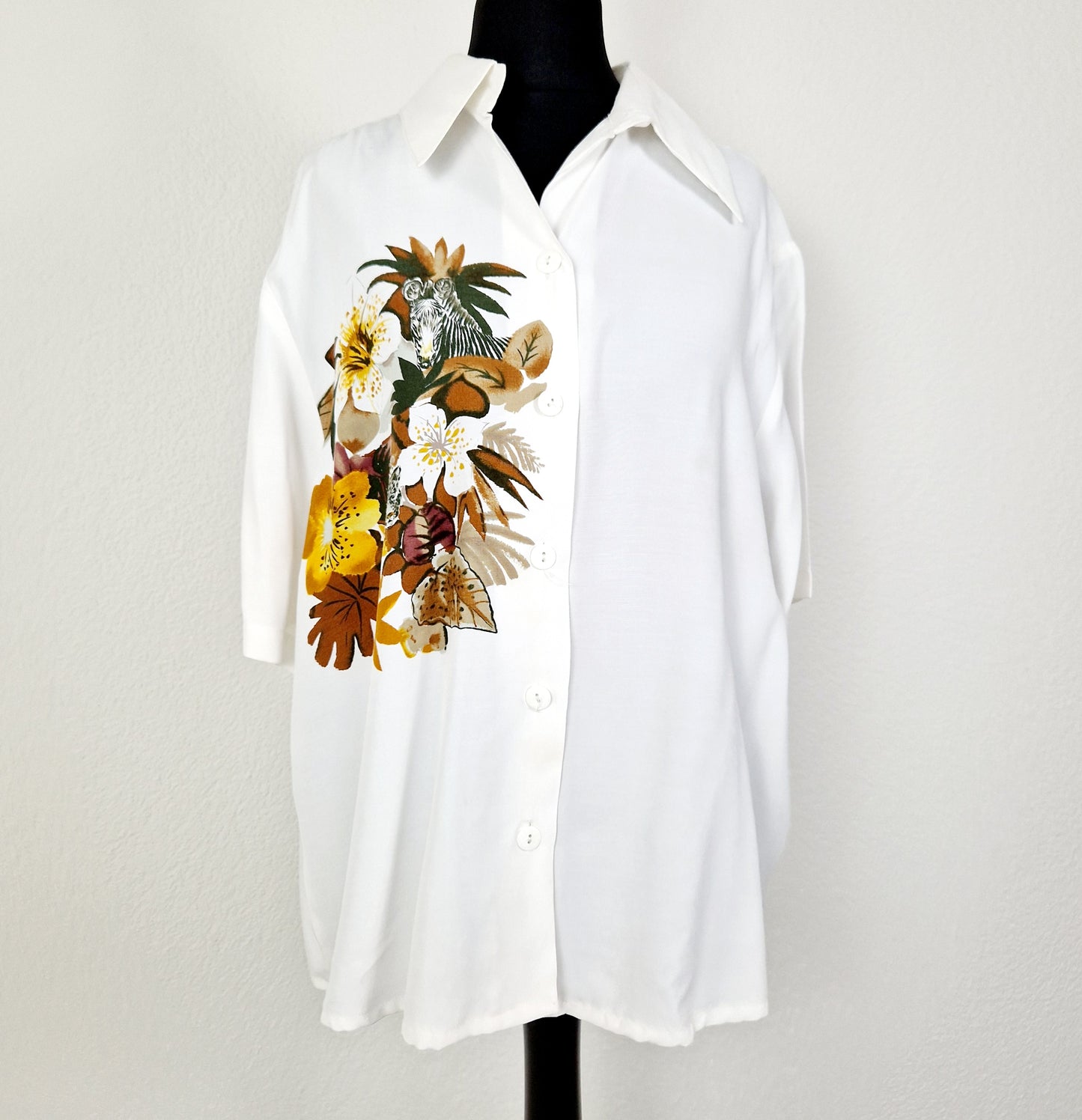 Einzigartige und nachhaltige Vintage Bluse mit Zebra. Unique and sustainable vintage blouse with a zebra. Front.