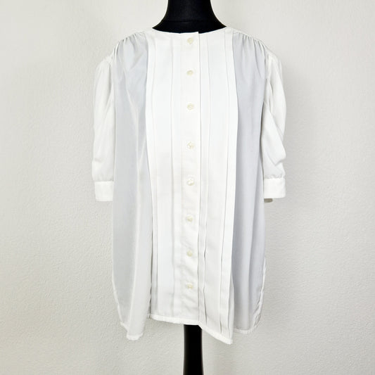 Einzigartige und nachhaltige Vintage Bluse in weiss mit Puffärmeln. Unique and sustainable vintage blouse with puff sleeves. Front.