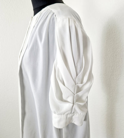 Einzigartige und nachhaltige Vintage Bluse in weiss mit Puffärmeln. Unique and sustainable vintage blouse with puff sleeves. Side.