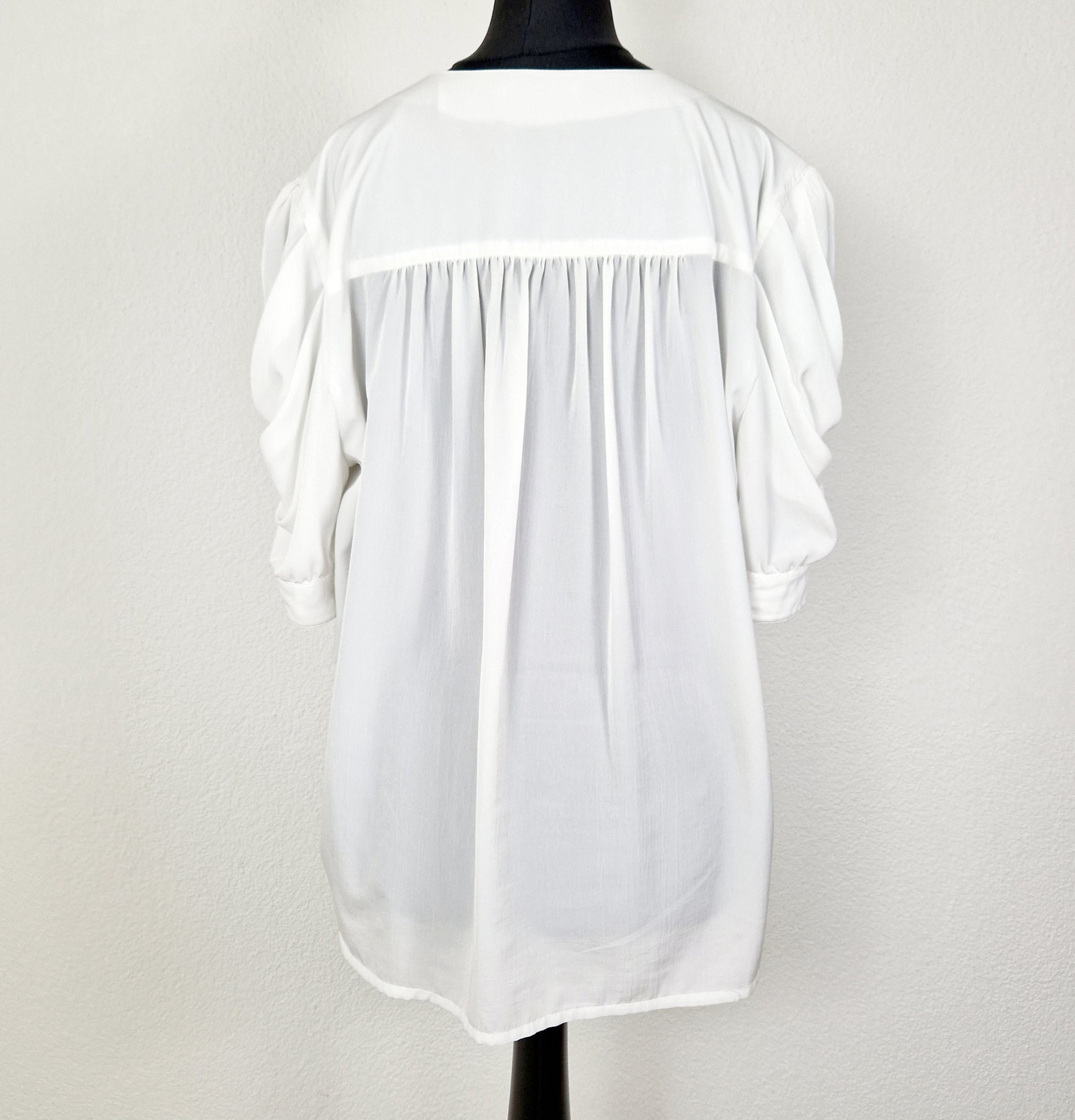 Einzigartige und nachhaltige Vintage Bluse in weiss mit Puffärmeln. Unique and sustainable vintage blouse with puff sleeves. Back.