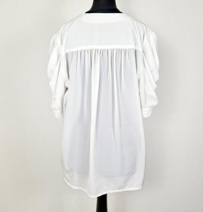 Einzigartige und nachhaltige Vintage Bluse in weiss mit Puffärmeln. Unique and sustainable vintage blouse with puff sleeves. Back.
