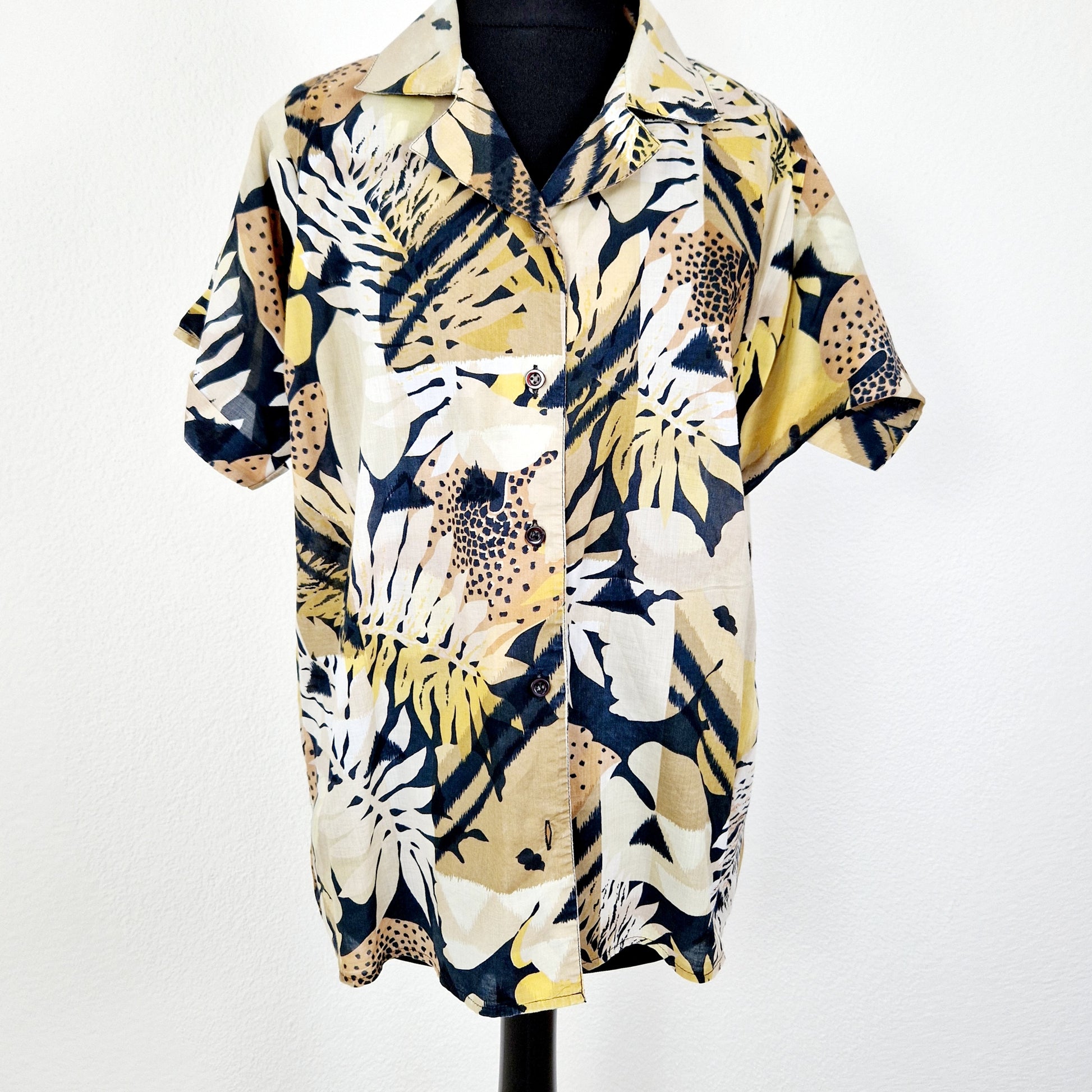 Einzigartige und nachhaltige Vintage Bluse in beige-schwarz-braun mit Blättern. Unique and sustainable vintage blouse in beige-black-brown with leaves. Front.