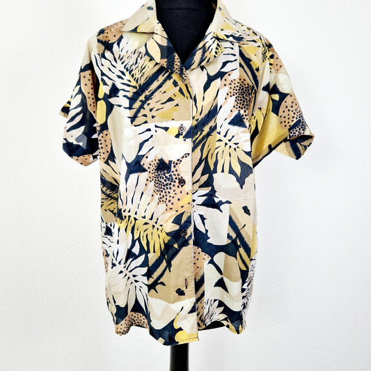 Einzigartige und nachhaltige Vintage Bluse in beige-schwarz-braun mit Blättern. Unique and sustainable vintage blouse in beige-black-brown with leaves. Front.
