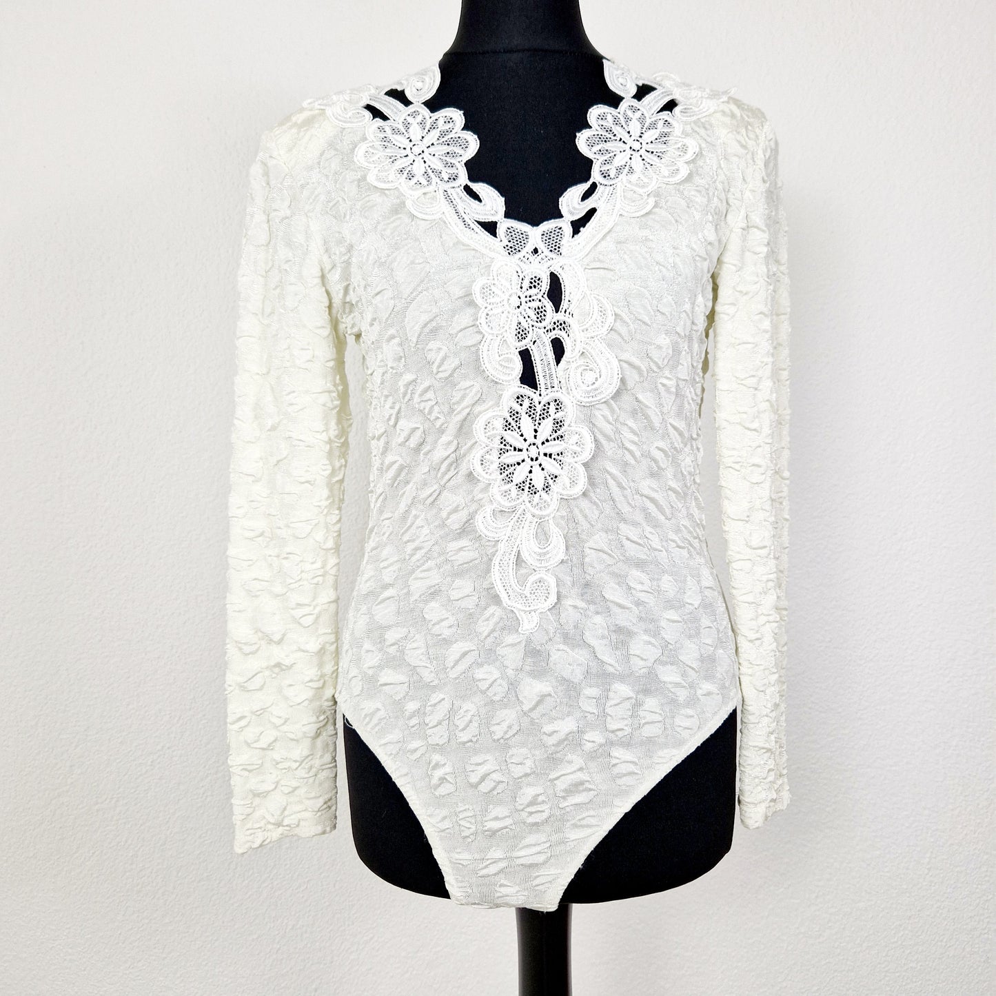 Einzigartiger und nachhaltiver Vintage Body in weiss mit Spitzen. Unique and sustainable vintage body suit in white with lace. Front.
