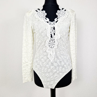 Einzigartiger und nachhaltiver Vintage Body in weiss mit Spitzen. Unique and sustainable vintage body suit in white with lace. Front.