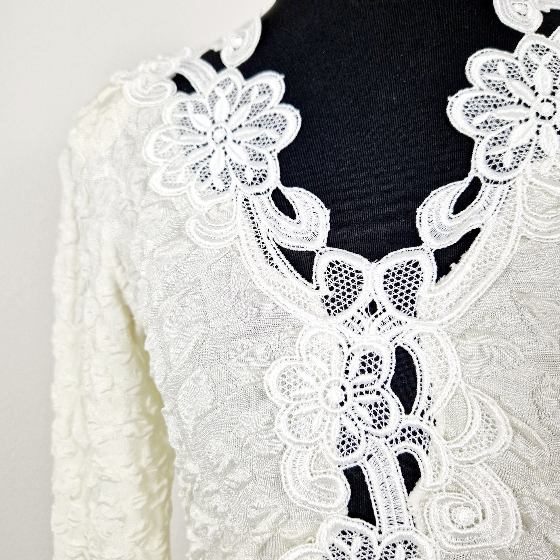 Einzigartiger und nachhaltiver Vintage Body in weiss mit Spitzen. Unique and sustainable vintage body suit in white with lace. Close-up.