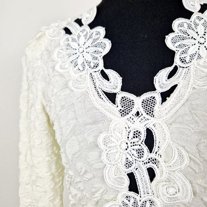 Einzigartiger und nachhaltiver Vintage Body in weiss mit Spitzen. Unique and sustainable vintage body suit in white with lace. Close-up.